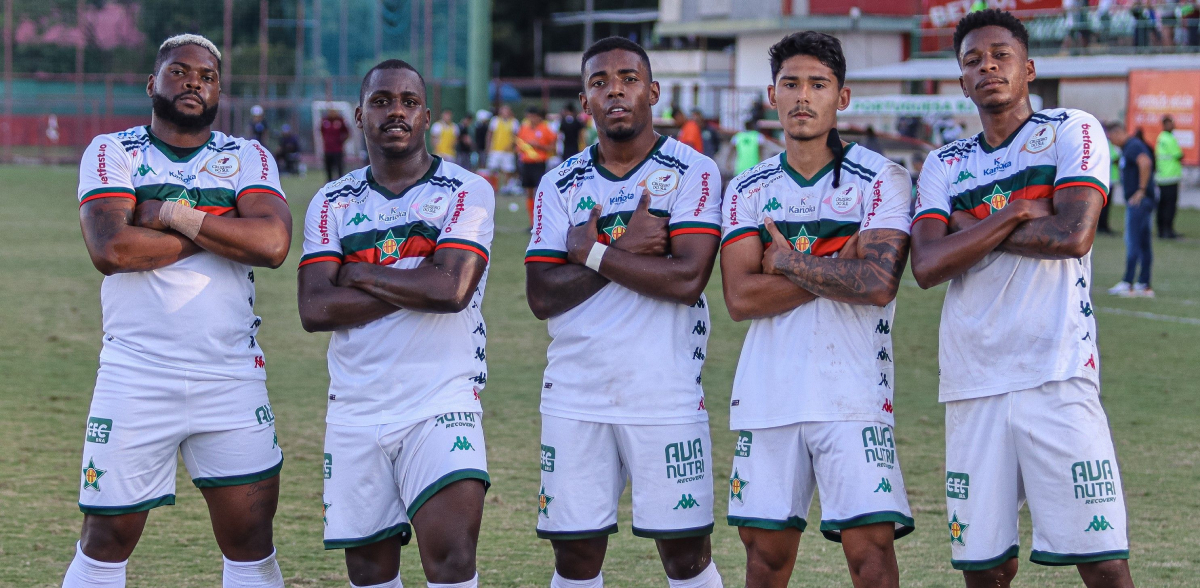 Grupo de jogadores da Associação Atlética Portuguesa comemora a classificação para as quartas de final da Copa Rio, onde vai enfrentar o Pérolas Negras