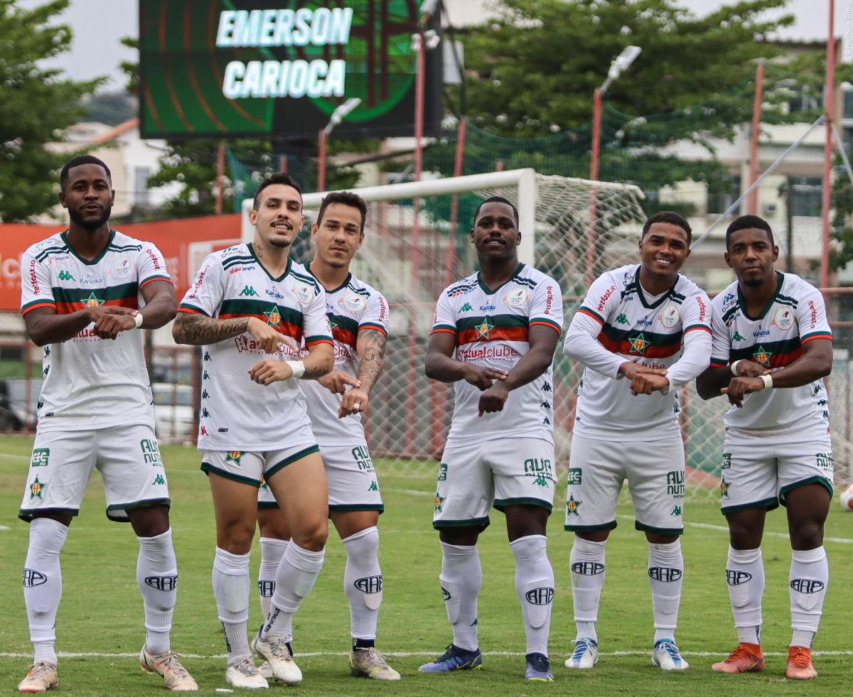 João Paulo, Watson, Romarinho, Cafu, Emerson Carioca e Esquilo comemoram um dos gols lusitanos, garantindo a classificação