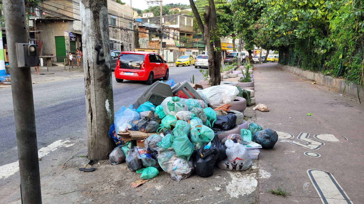 Ciclovia da Estrada do Rio Jequiá se tornou ponto de lixo