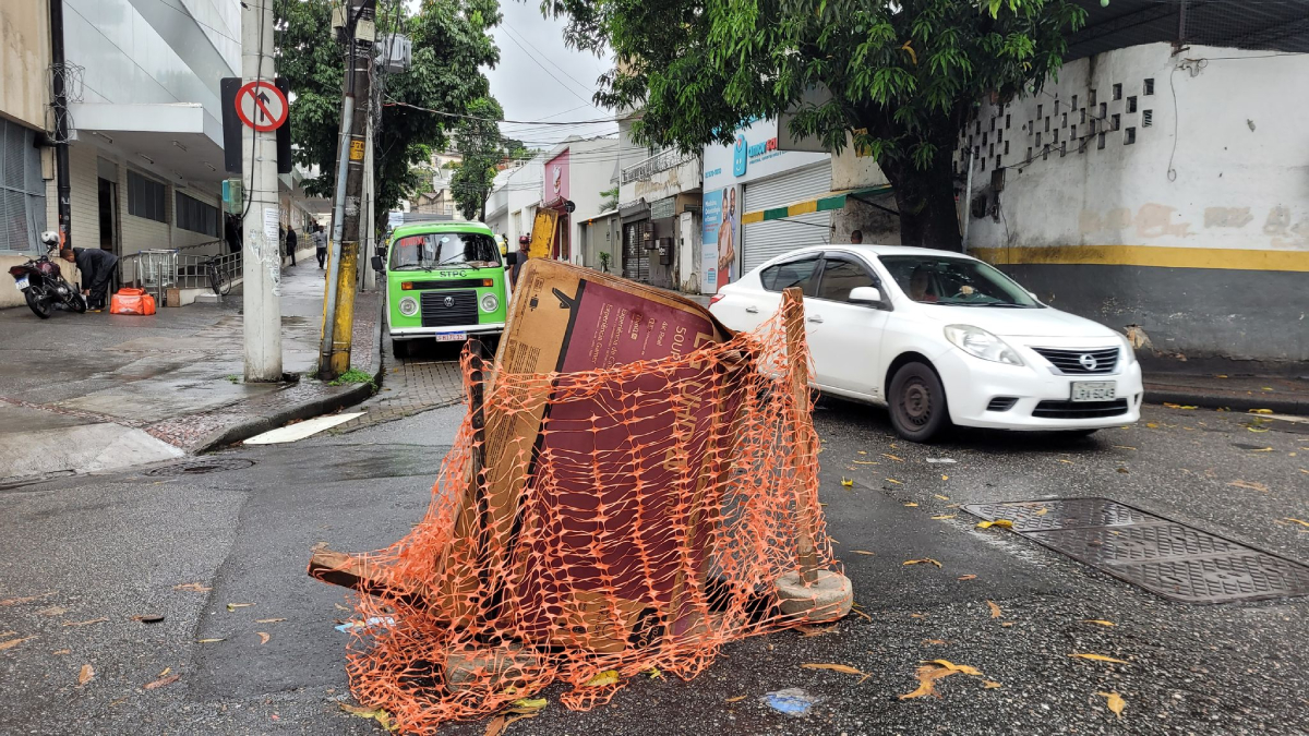 Buraco no cruzamento das ruas Coatata e Iaco, no Cacuia: perigo a motoristas