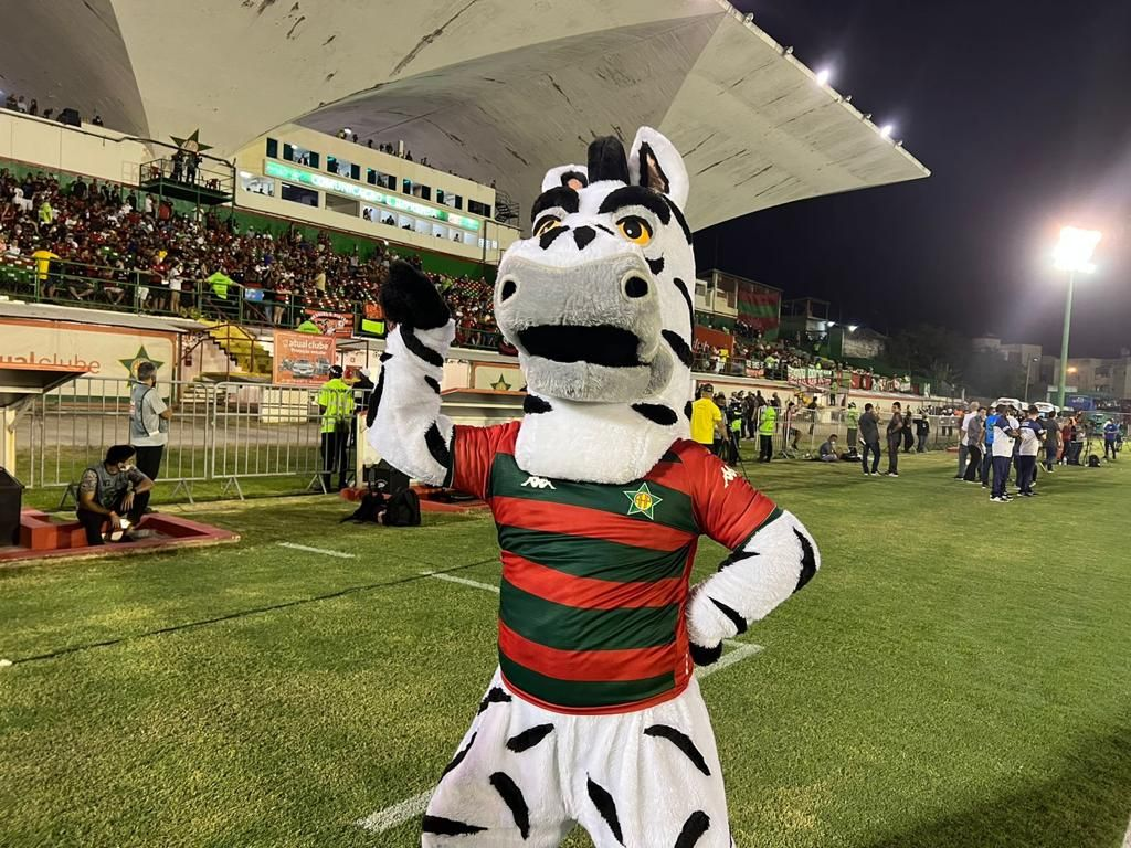 A Zebra faz grande sucesso entre os torcedores em dias de jogos da Portuguesa no estádio Luso-Brasileiro