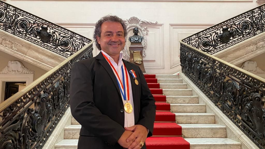 O cabeleireiro Moisés Carvalho recebeu a Medalha Pedro Ernesto, na segunda (12), concedida pela Câmara dos Vereadores, por iniciativa do vereador Cesar Maia