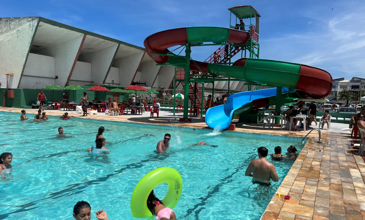 O parque aquático da Associação Atlética Portuguesa está todo remodelado e tem recebido constantes elogios dos associados neste verão escaldante no clube
