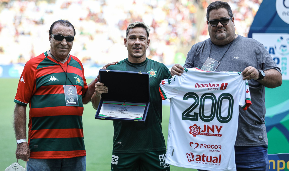 Romarinho (centro) recebeu homenagens das mãos de João Rego e Marcelo Barros em alusão aos 200 jogos