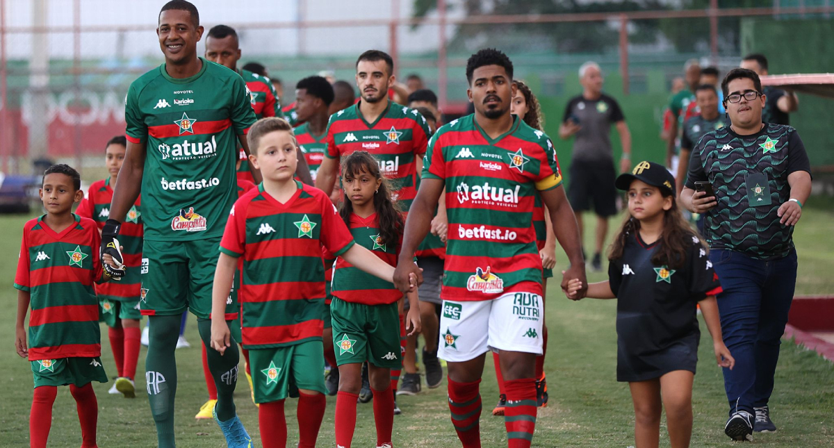 Elenco da Portuguesa no momento que entra em campo para a primeira partida na semifinal diante do Bota, que ficou empatada