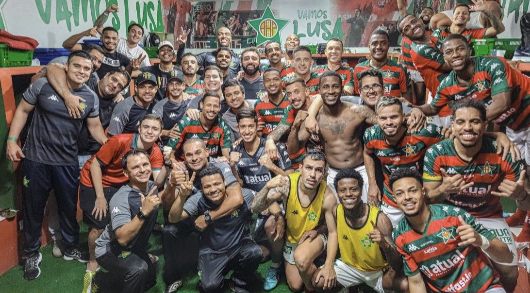 Parte do elenco da Portuguesa comemorando a primeira vitória na competição no Luso-Brasileiro