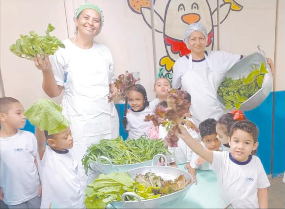 Na Semana do Meio Ambiante, os alunos da Escola Municipal Amadeu Rocha, nos Bancários, felizes por poderem comer verduras fresquinhas que vêm diretamente da horta orgânica, cuidada com muito carinho, na unidade de ensino da prefeitura