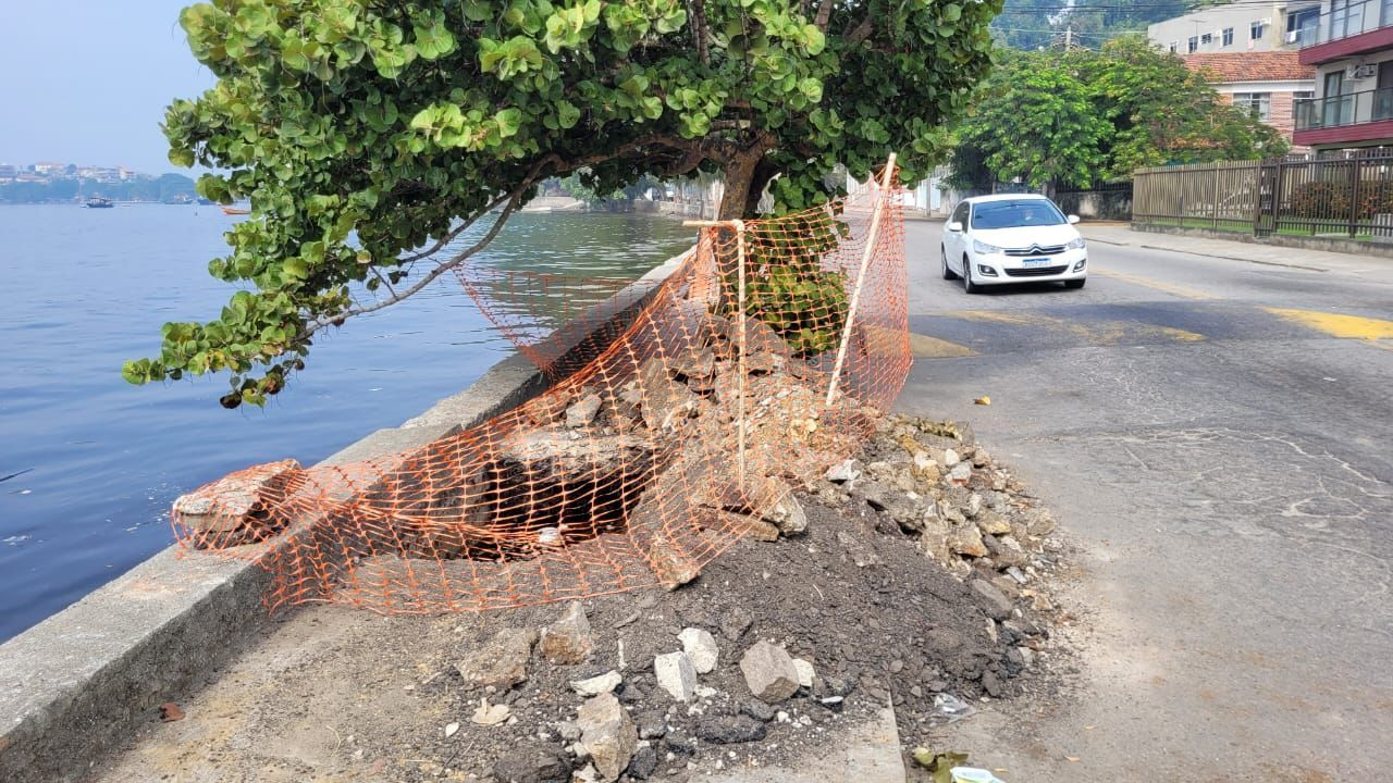 Calçada danificada e intransitável na Praia das Pitangueiras, próximo ao número 243