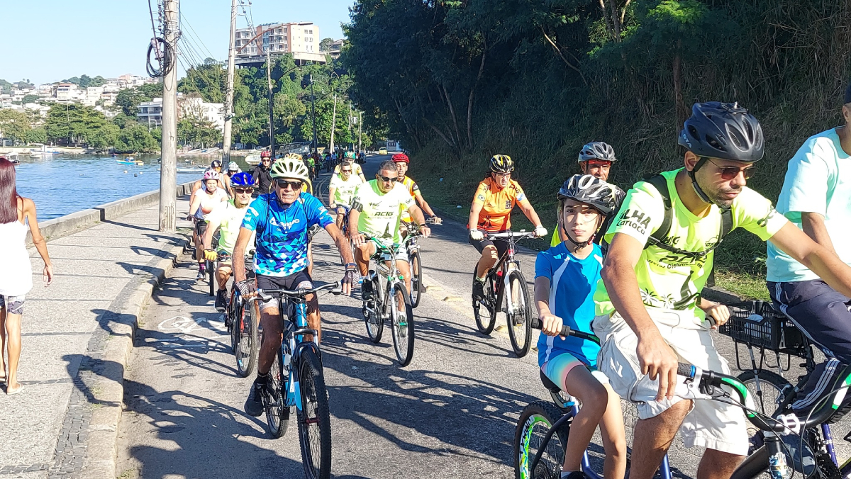 Ciclistas de todas as idades curtiram a orla do Cocotá durante o Passeio Ciclístico dos Namorados realizado pela Associação de Ciclistas da Ilha no domingo (11)