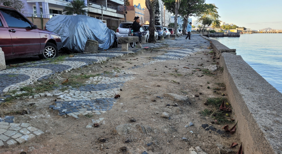 Calçada de pedras portuguesas na Rua Praia da Ribeira precisa de reparos