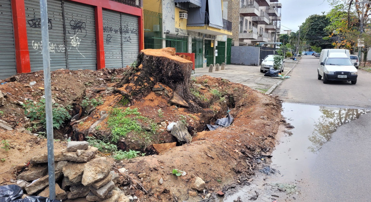 A calçada está intransitável na esquina das ruas Amapurus e Caricé, no Tauá, após uma árvore ser cortada. O tronco e entulho estão demorando a serem retirados