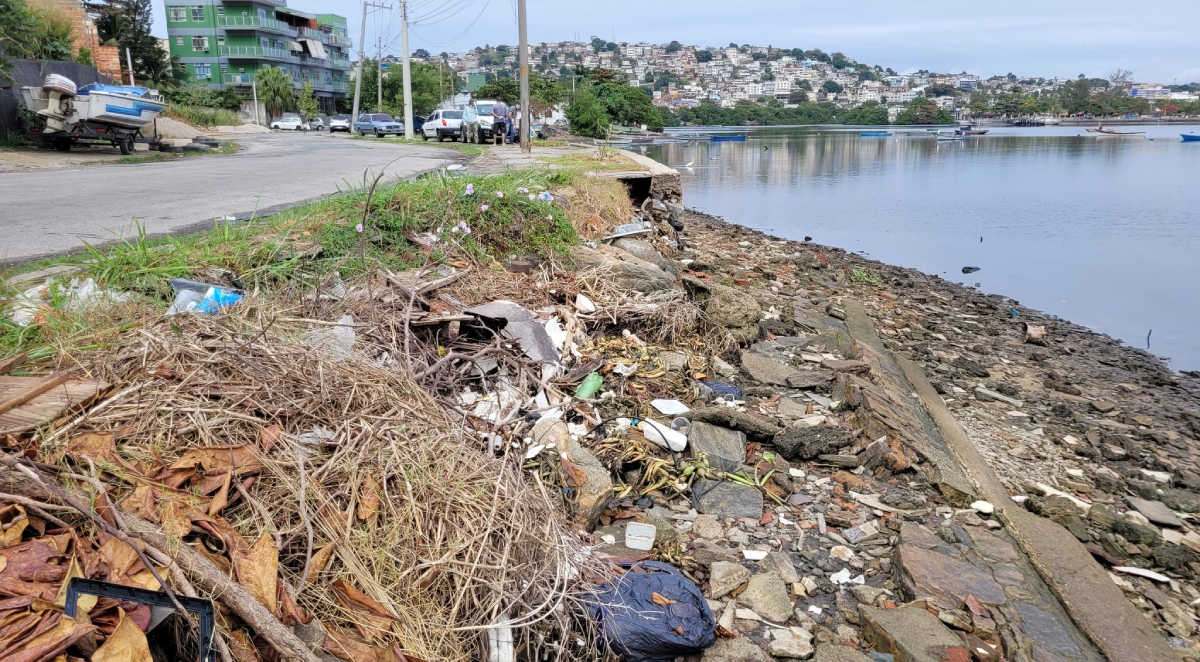 Calçada na Praia da Rosa está há anos destruída e acumula lixo vindo da Baía