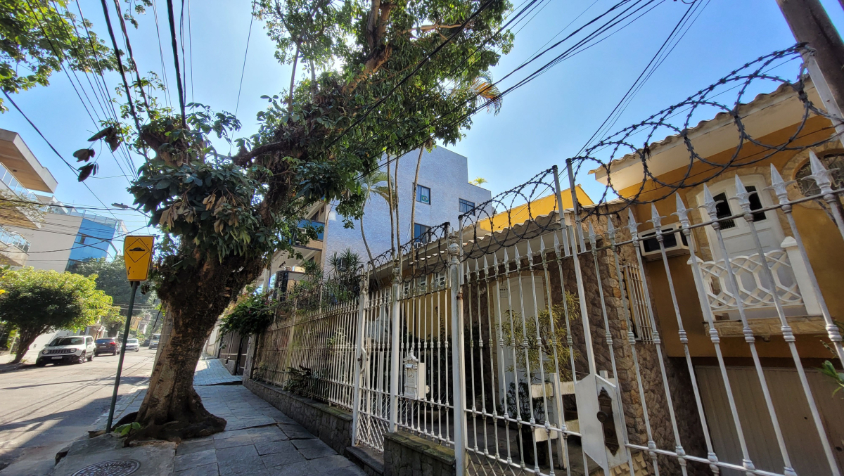 Na Rua Agostinho dos Santos, 101, árvore foi podada de um lado só e ameaça tombar sobre a casa