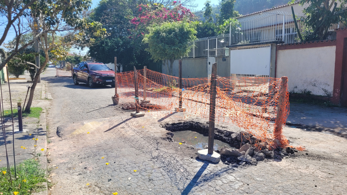 Um enorme buraco está aberto há semanas na Rua Dr. Manuel Marreiros, 2718