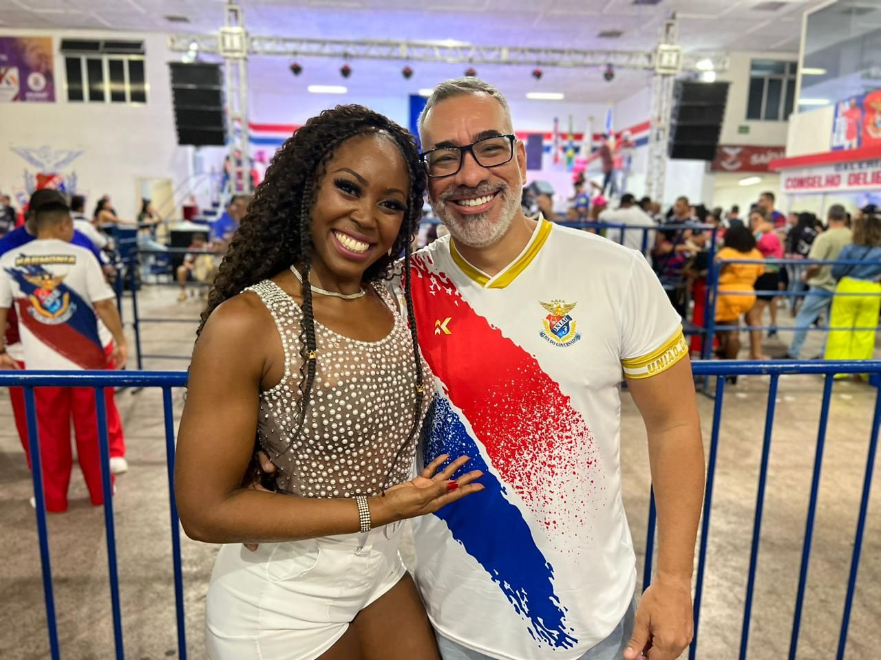A musa Priscila com o carnavalesco Cahê Rodrigues
