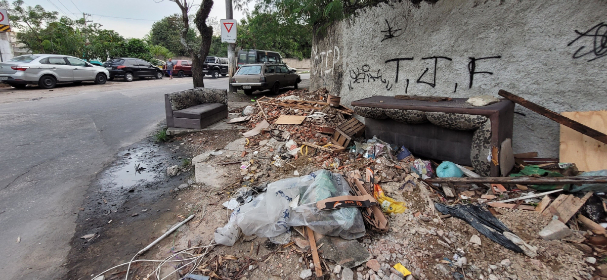 Lixo e entulho ocupam calçada na Estrada de Tubiacanga, próximo ao Parque Royal