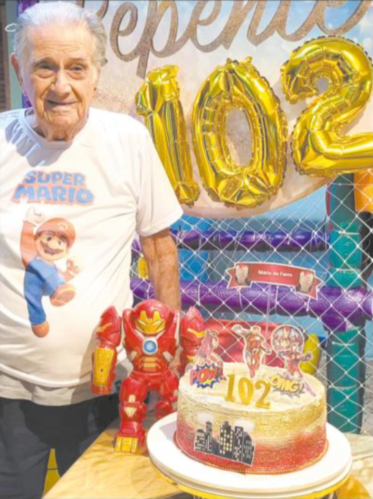 O insulano e ex-combatente Mario Pereira completou 102 anos no dia 23, quando festejou com netos e bisnetos em um encontro muito bem humorada com direito a bolo de super herói no Restaurante Brazuca