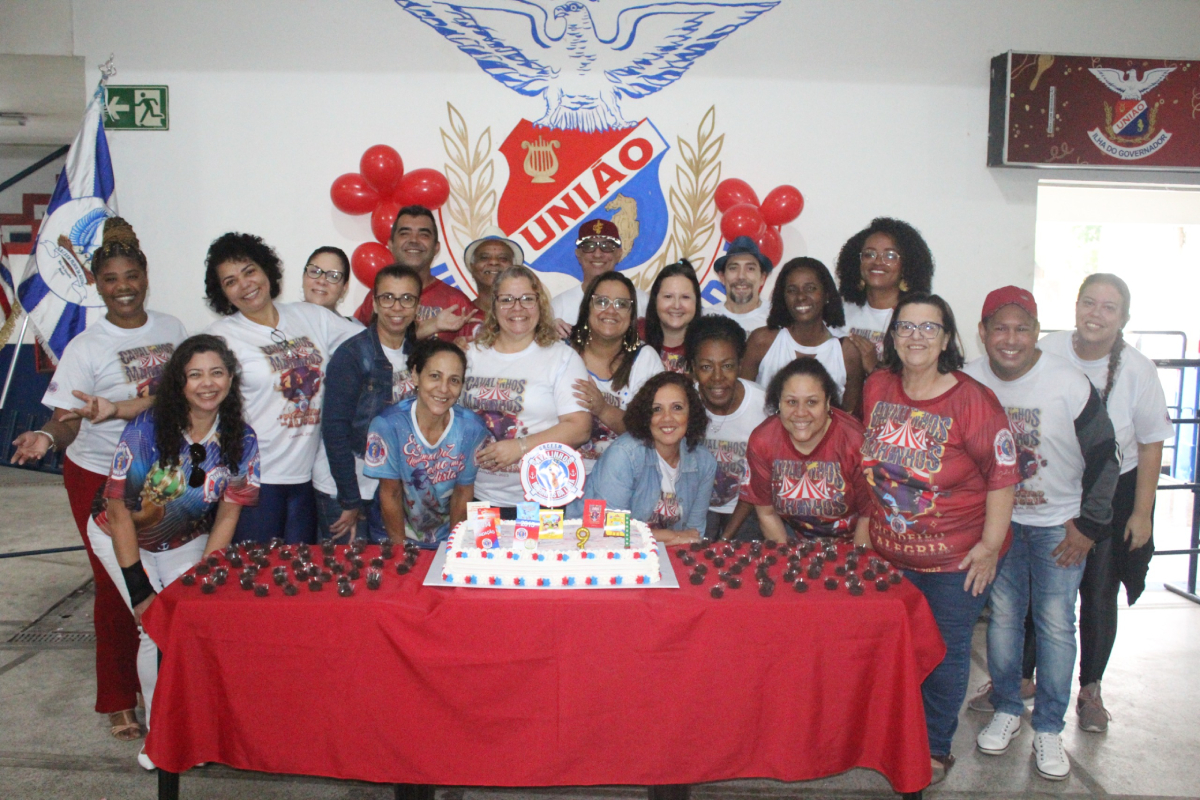 A Escola de Samba Mirim Cavalinhos Marinhos completou nove anos de fundação no mês de agosto e fez uma festa para as crianças na quadra da União da Ilha no último dia 26. Na foto, a diretoria da escola reunida