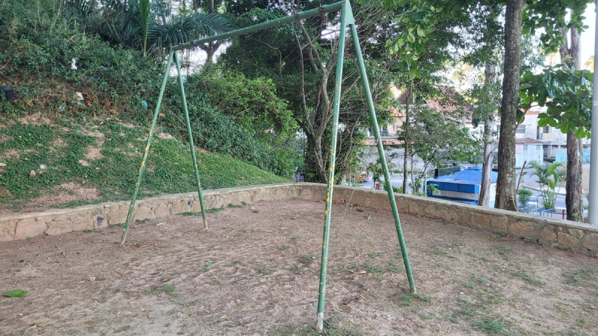 Balanço localizado no Parque Marcello de Ipanema, no Jardim Guanabara, precisa de reposição de peças