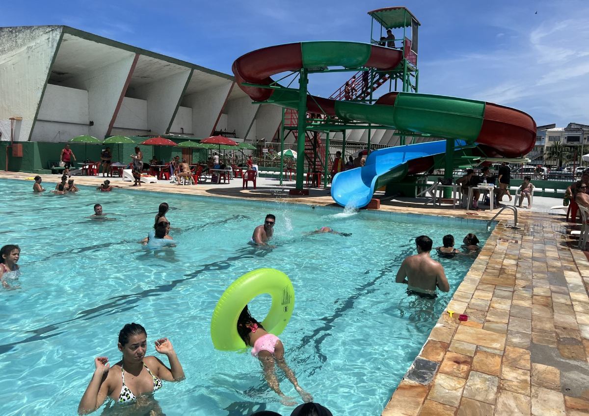 A piscina olímpica da Associação Atlética Portuguesa, com o seu toboágua, é a grande atração do clube em dias mais quentes