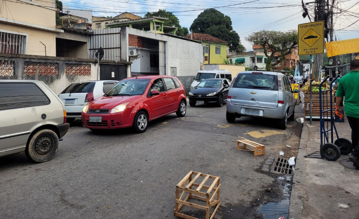 Rua do Monjolo tem trânsito caótico e carros estacionados nos dois lados da via