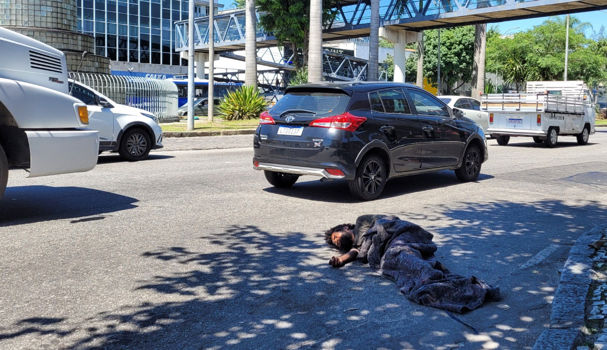 Homem em situação de rua coloca sua vida em perigo na pista da Estrada do Galeão