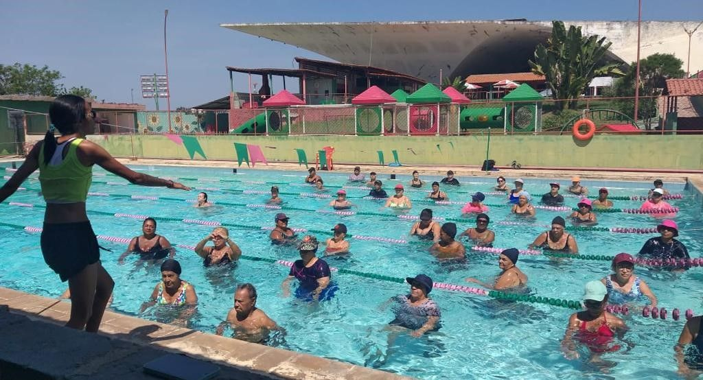 Aulas de hidroginástica acontecem de terça a sexta na piscina térmica da Associação Atlética Portuguesa, em horários variados