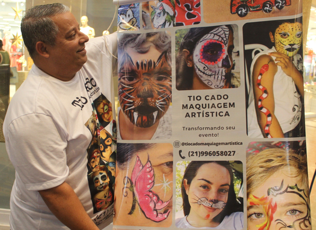 O insulano exibe em banner os seus desenhos com maquiagem artística realizados em festas e eventos sociais