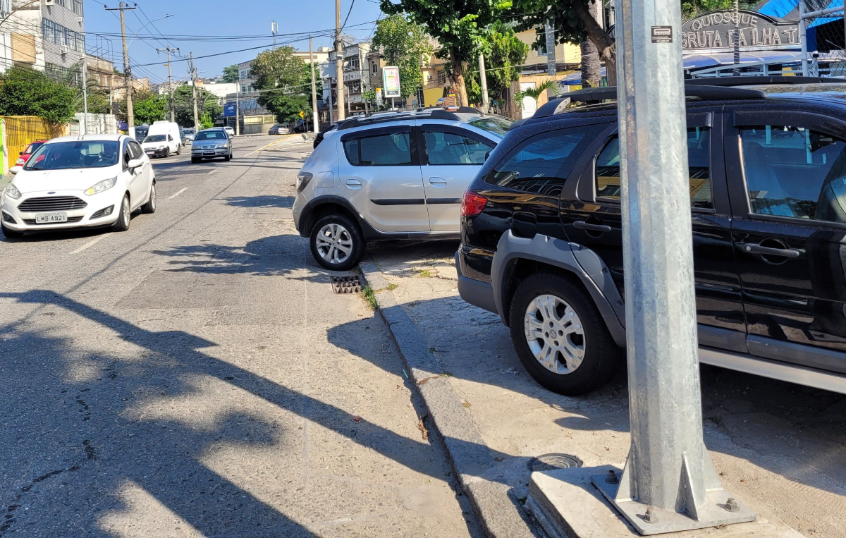 Abuso. Na Praça da Gruta da Ilha, carro estaciona irregularmente sobre a calçada e ainda ocupa parte da rua