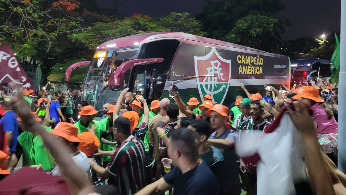 Tricolores da Ilha e de todas as partes do Rio acompanharam o ônibus com a delegação do Fluminense até o Aeroporto Tom Jobim no evento chamado AeroFlu, na terça (12). E que a festa seja épica na volta com o título