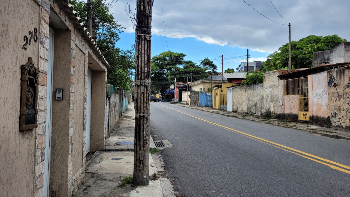 Poste com a estrutura enferrujada põe em risco moradores da Estrada da Bica, 278