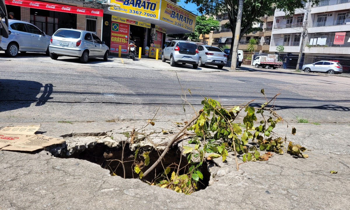Cratera aberta em calçada na Estrada do Dendê, 1138, coloca pedestres em risco