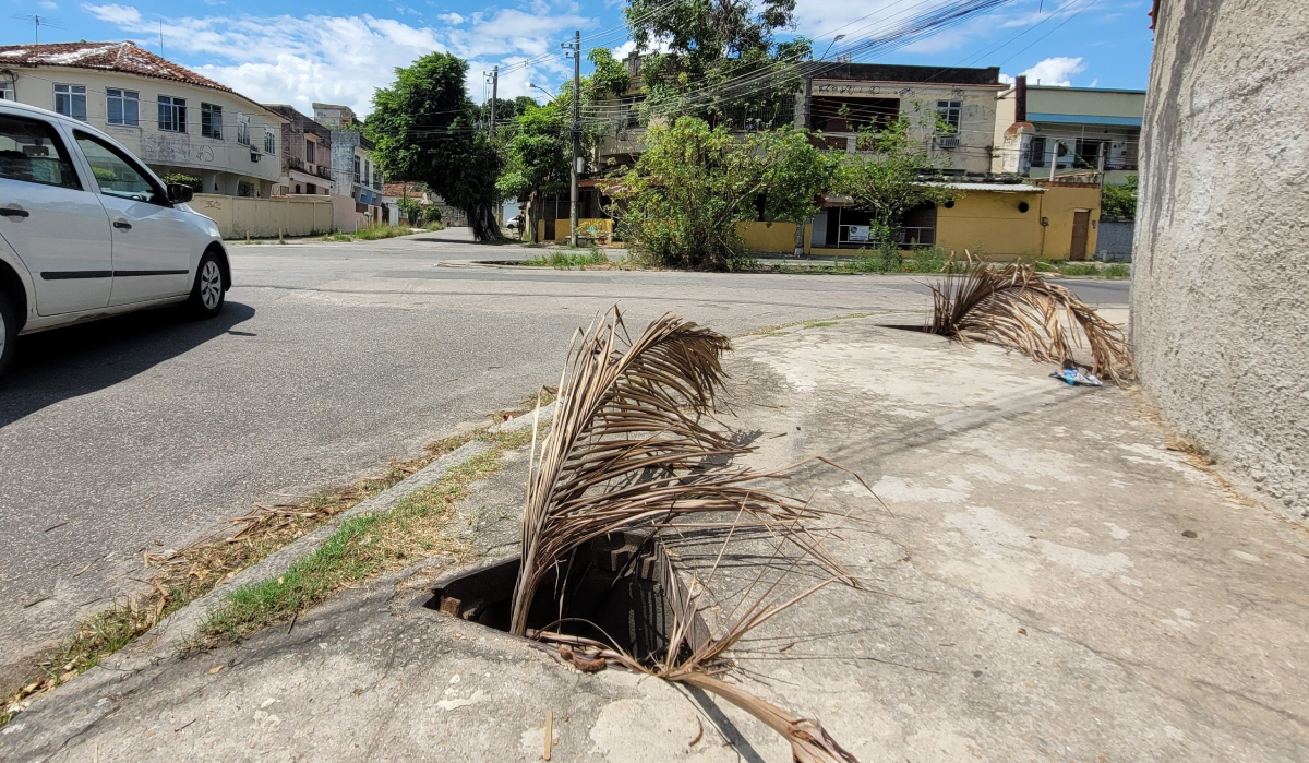 Perigo para os pedestres! Duas tampas foram roubadas na calçada da esquina da Rua Gipoia com a Avenida Ilha das Enxadas, no bairro do Bancários