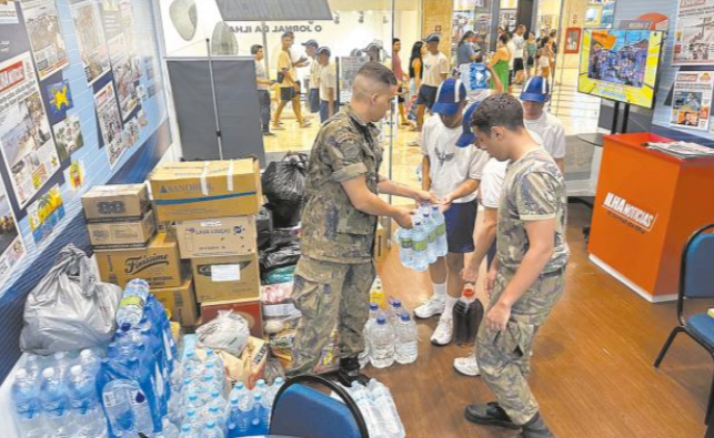 Militares da FAB fazem uma das várias coletas de mantimentos no Espaço Ilha Notícias, no Ilha Plaza. Como sempre, os insulanos estão se mostrando solidários. A arrecadação de donativos continua sem prazo de término