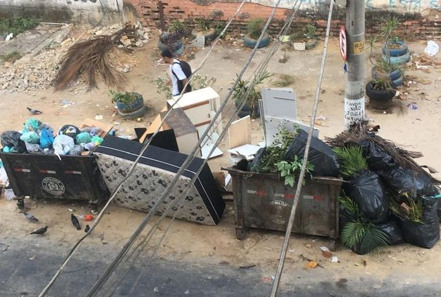 Moradores reclamam da falta de coleta de lixo na Rua Mileto Maciel, no Cacuia