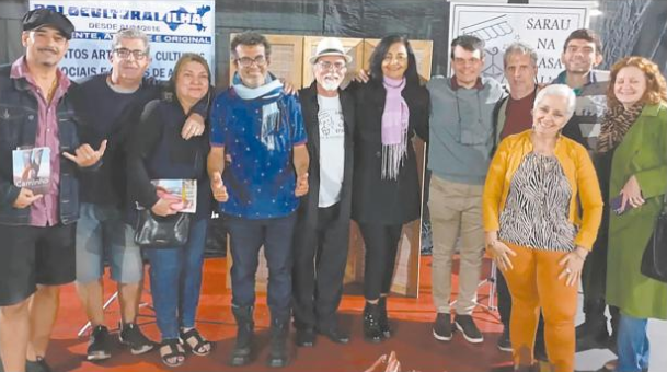 O poeta insulano Carlos Pais (camisa cinza) lançou o livro "Caminho" durante o Sarau da Casa D'Alma (que completou 21 anos recentemente), que aconteceu no dia 30