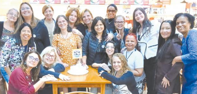 Coordenado pela professora e poeta Karla Antunes, o Coletivo de Escritoras da Ilha (Cedilha) comemorou dois anos de existência durante encontro no restaurante La Mole do llha Plaza, dia 9, com a presença de 18 escritoras insulanas. Parabéns!