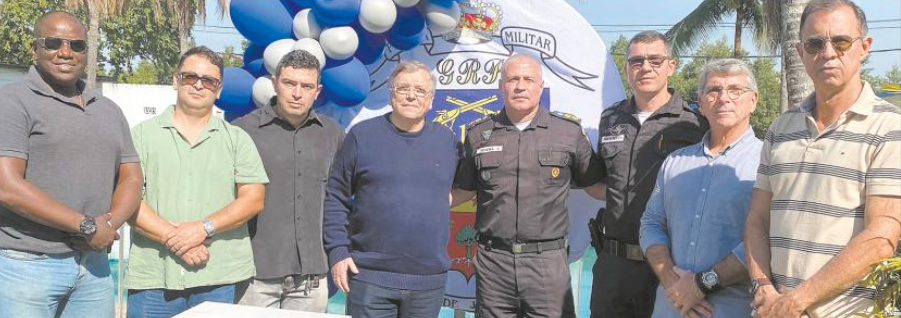 No dia do seu aniversário, 26 de junho, o Tenente Coronel Leandro Teixeira, comandante do 17ºBPM, recebeu muitos cumprimentos. Na foto, parte dos amigos que foram abraçá-lo na sede do batalhão. A partir da esquerda: Capitão Oliveira, Luciano Gaúcho, Major Valagão, José Richard, o aniversariante Teixeira, Tenente Coronel Faulhaber, Capitão de Mar e Guerra Carlos Alcici e Jorge Colares