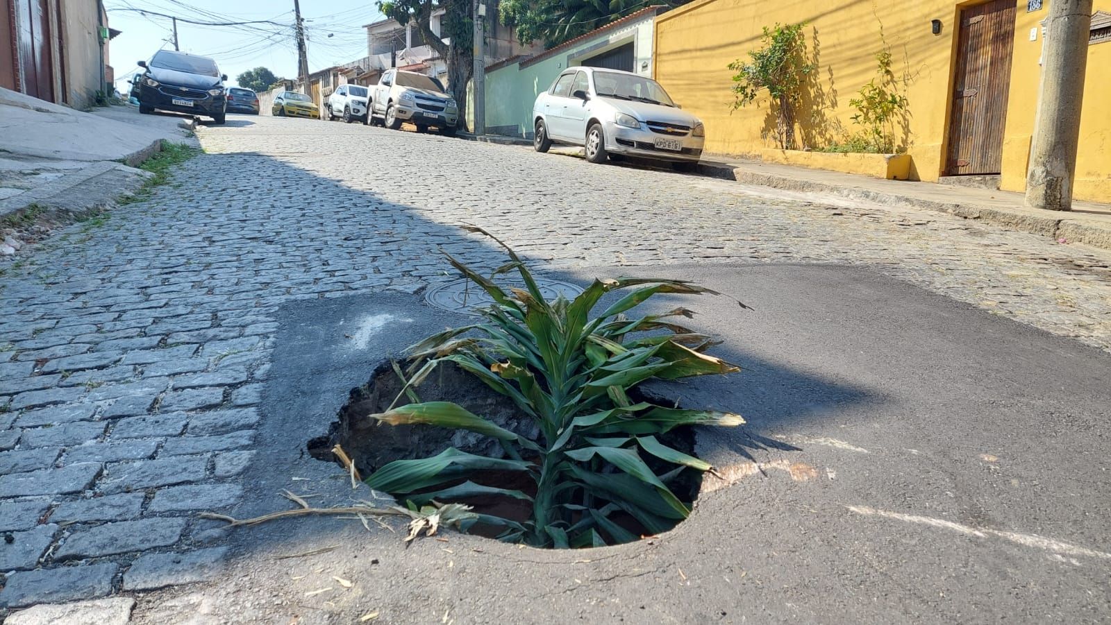 Cratera na Rua Inhoverá em frente ao número 166, no Jardim Carioca, apresenta perigo para motoristas.