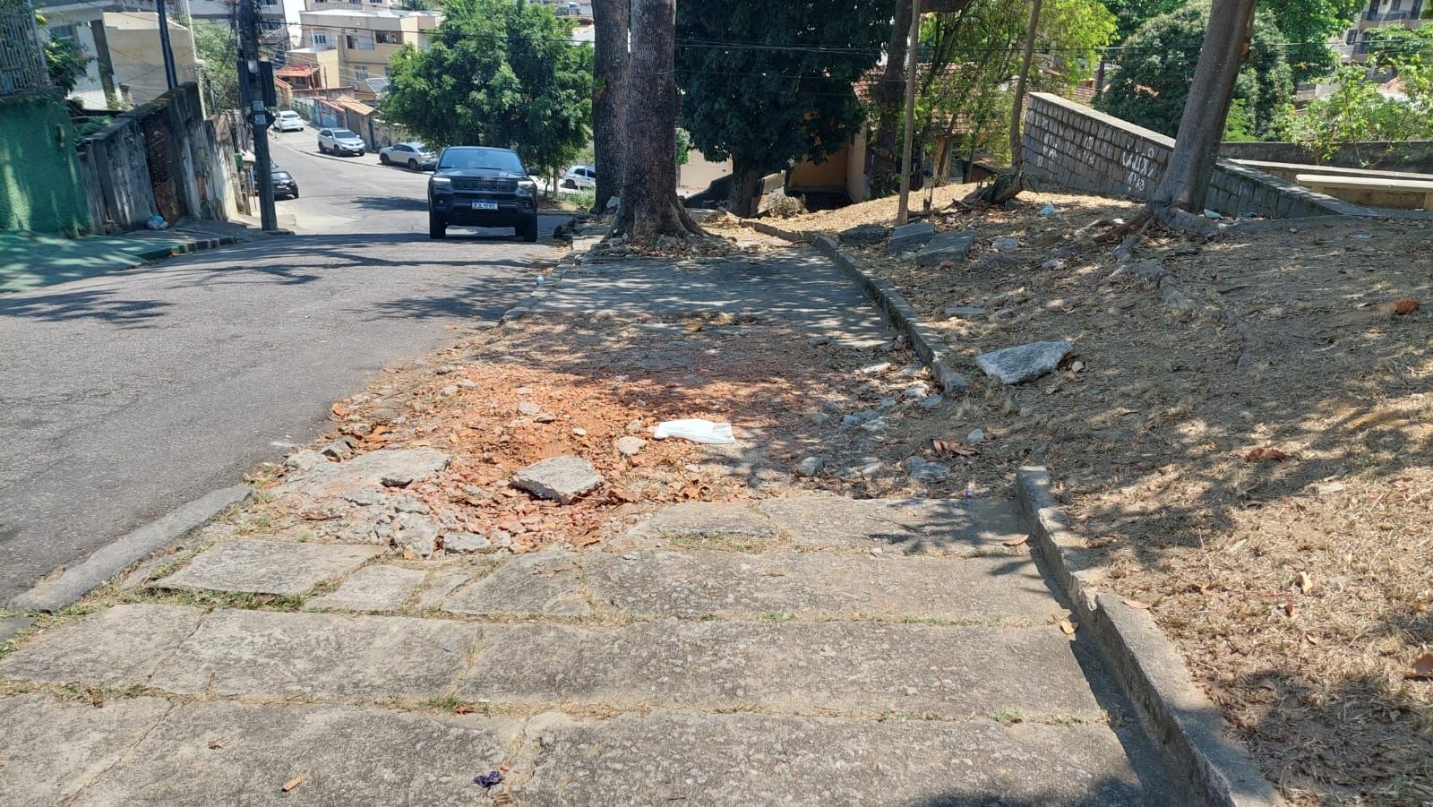 Calçada danificada atrapalha a passagem de pedestres na Rua Cipouna, em frente ao 118, no Jardim Carioca