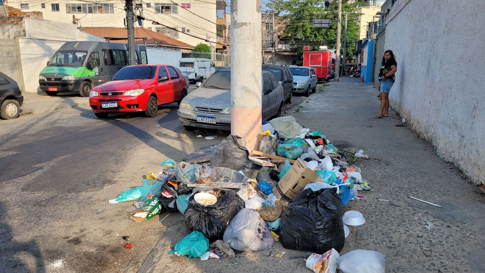 Calçada próxima ao Colégio Tauá é tomada pelo lixo