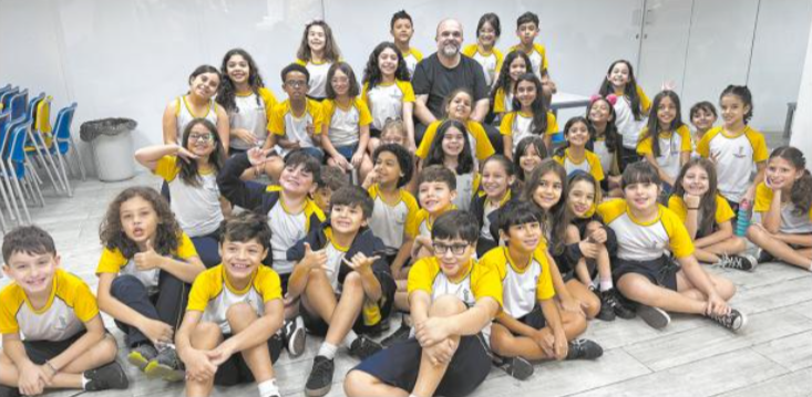 Na segunda (16), o diretor do Ilha Notícias, Daniel Balbi, falou sobre jornalismo para alunos do 3º ano da Escola Martim Pescador. As turmas do 2º ao 5º ano da instituição estão sendo preparadas para o evento Esteira Cultural, cujo tema é "Comunicação: das Cavernas à Era Digital"