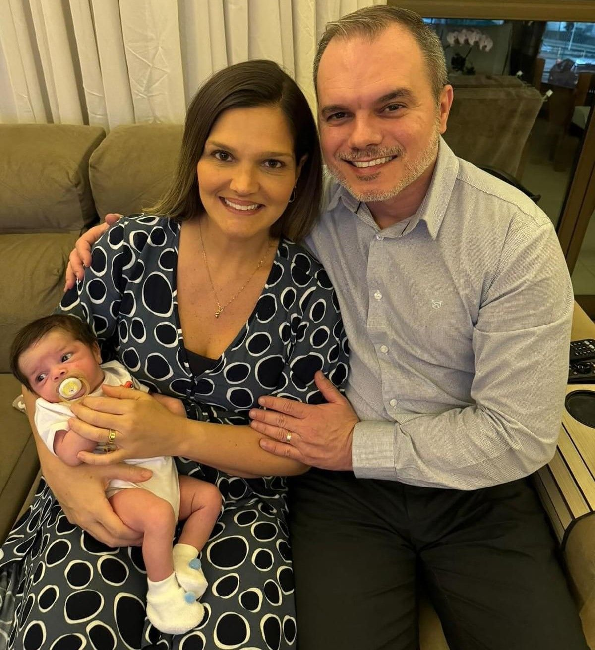 O lindo bebê Jorge Felipe completou um mês de vida no último dia 12. Na foto, ele curte a boa vida no colo da mamãe Luciana Balbi e ao lado do papai Jorge Teixeira. A pressão dos familiares e primos é para que Felipinho seja um novo flamenguista. Viva!