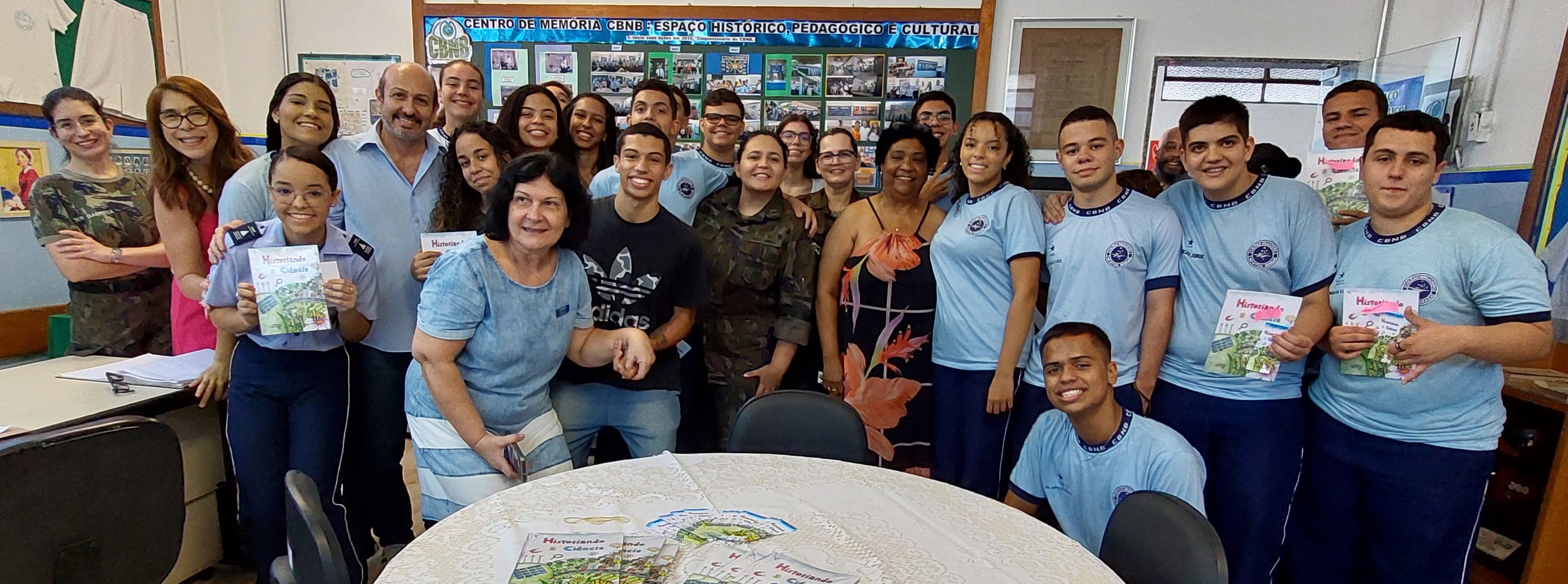 Alunos e colaboradores do projeto participaram do lançamento do livro no Colégio Brigadeiro Newton Braga.