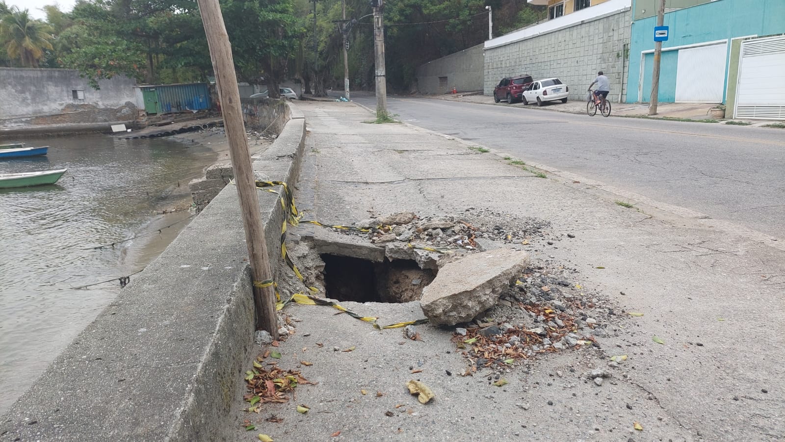 Cratera na Praia das Pitangueiras, próximo ao número 61, é perigo para pedestres.