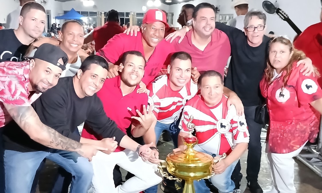 Parte dos compositores campeões do concurso de samba do Boi da Ilha 2025