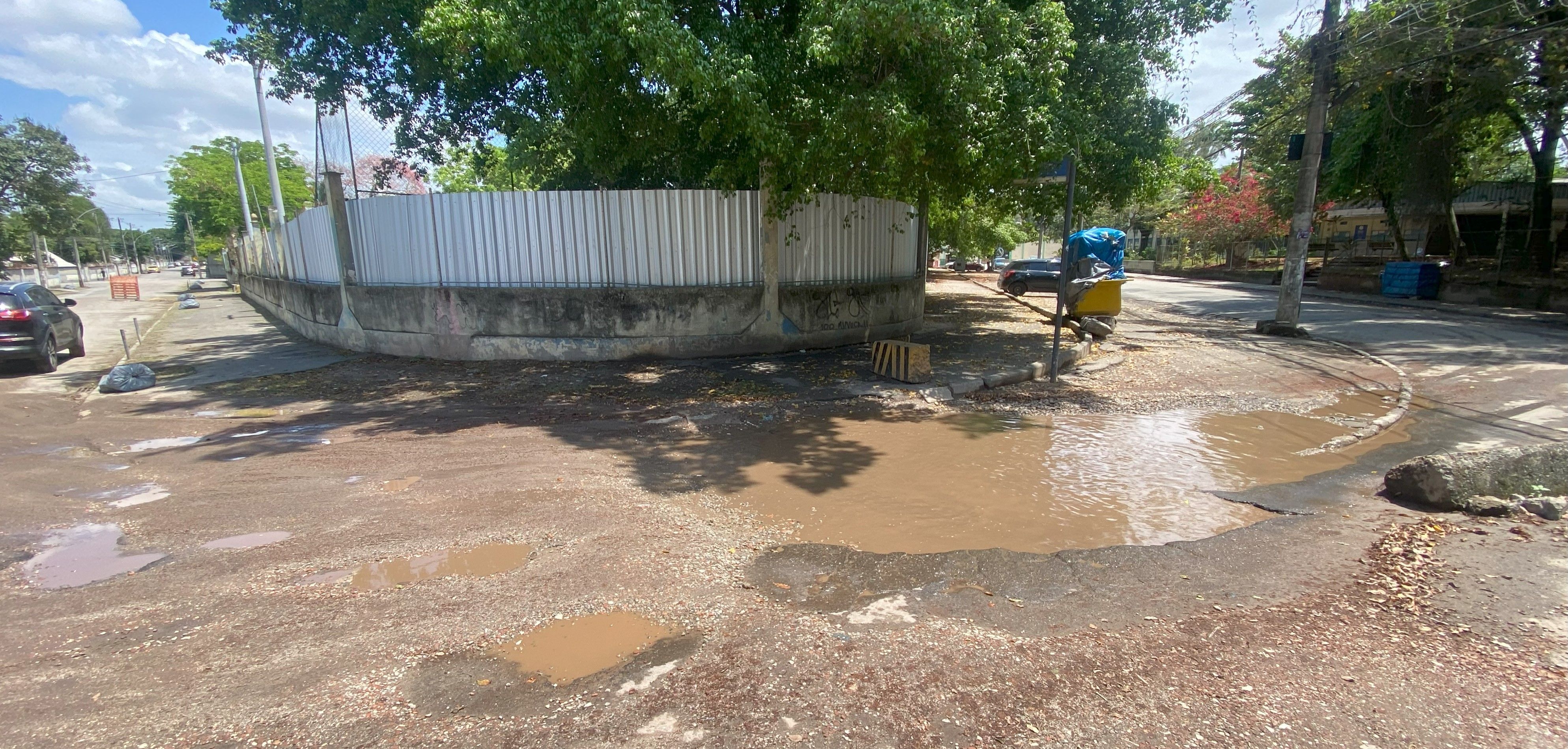 É complicado dirigir na esquina das ruas 52 e 53. É que antes do trecho parcialmente interditado pela aeronáutica permanece uma poça d’agua gigante, a poucos metros do Hospital N. Sra. do Loreto, na Vila dos Sargentos.