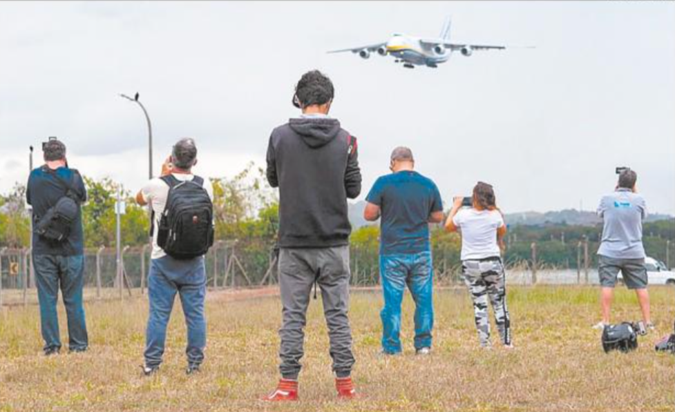 Grupos de spotters (entusiastas da aviação que se dedicam a fotografar aeronaves) estiveram em vários pontos nas proximidades do Aeroporto Internacional do Galeão para a chegada do Antonov, maior avião de carga do mundo, no último sábado (28)