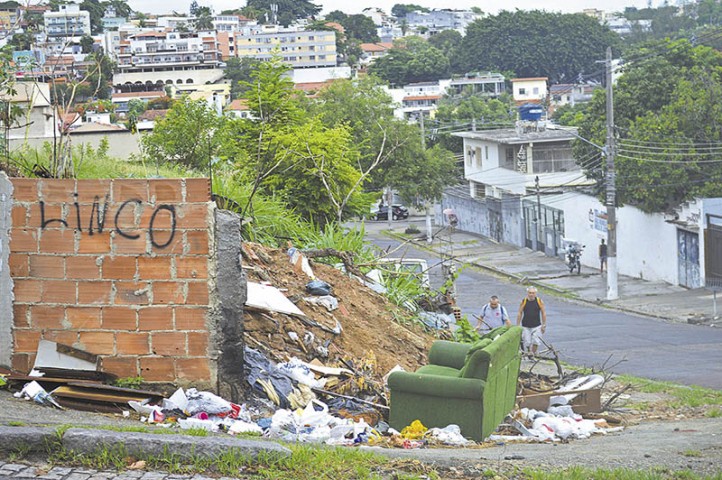 Lixo na Rua Compenhague, no Guarabú, impede passagem de pedestres