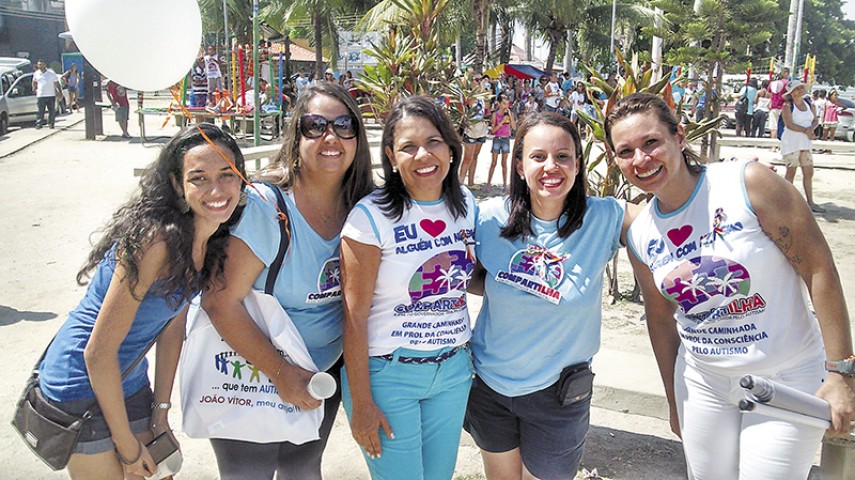 Elaine Brandão (à direita), presidente do Compartilha confraterniza com Tânia Bastos e amigas do grupo